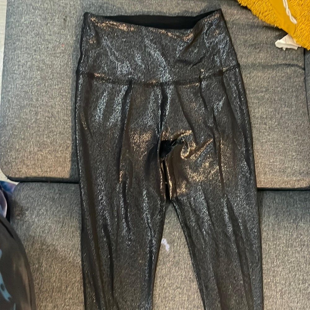 Beyond Yoga metallic black leggings size medium worn once